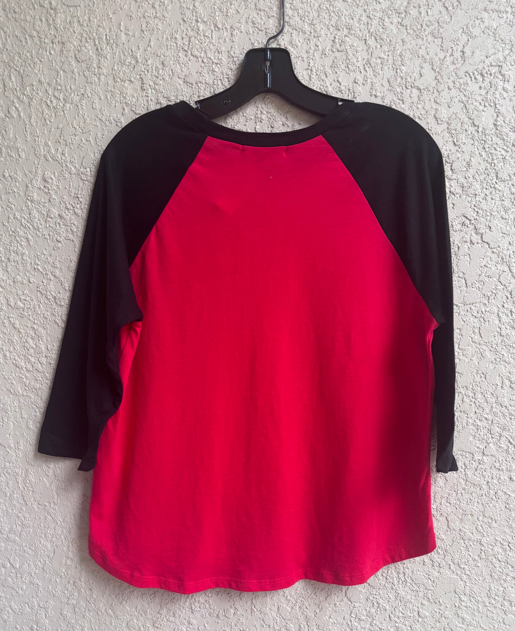 Women’s Queen Short Sleeve “CHILLIN’” Raglan Tee – Red & Black – XL