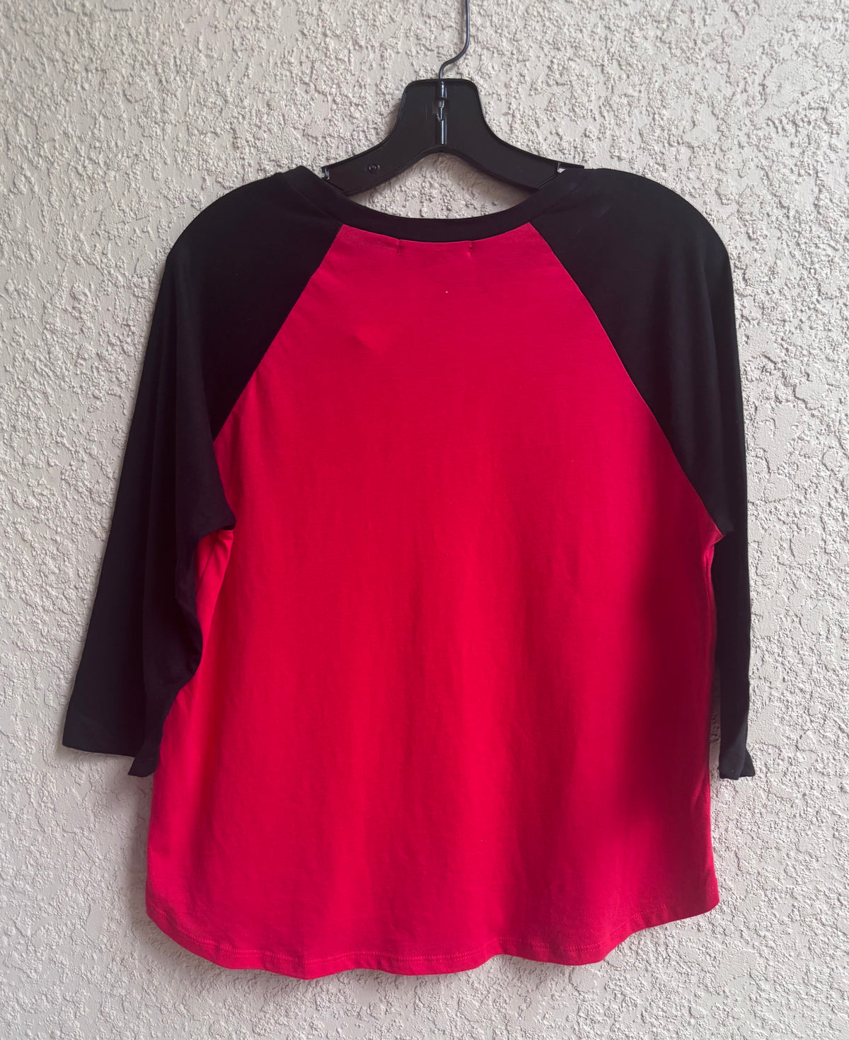Women’s Queen Short Sleeve “CHILLIN’” Raglan Tee – Red & Black – XL